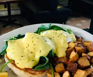 Eggs benedict with spinach